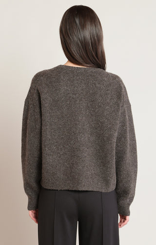 Pull brodé fleuri
